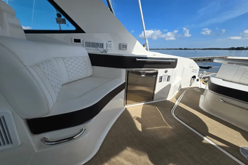Slide: The Image of Sea Ray 320 SUNDANCER COUPE 2021 - 6
