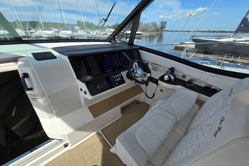 Slide: The Image of Sea Ray 320 SUNDANCER COUPE 2021 - 8