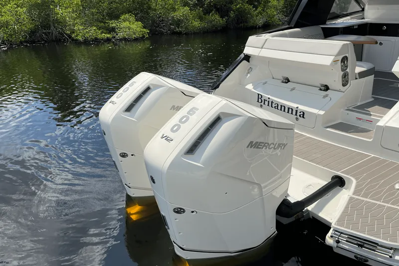 Slide: The Image of Sea Ray 370 SUNDANCER OUTBOARD 2024 - 11