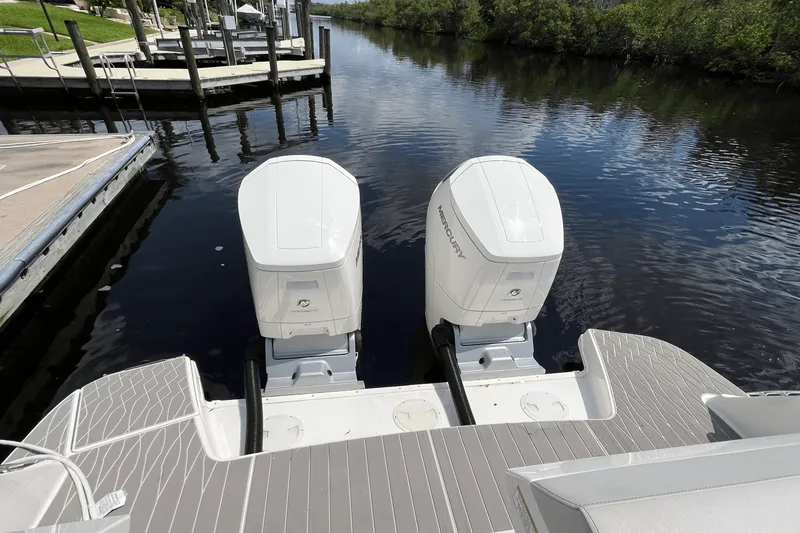 Slide: The Image of Sea Ray 370 SUNDANCER OUTBOARD 2024 - 12