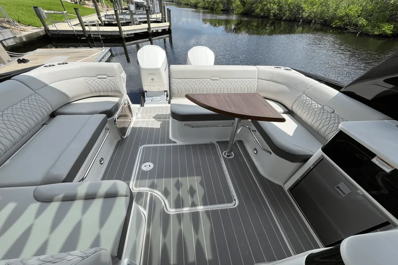 Slide: The Image of Sea Ray 370 SUNDANCER OUTBOARD 2024 - 13