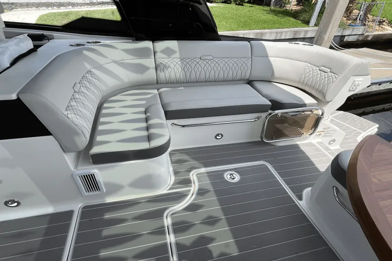 Slide: The Image of Sea Ray 370 SUNDANCER OUTBOARD 2024 - 14