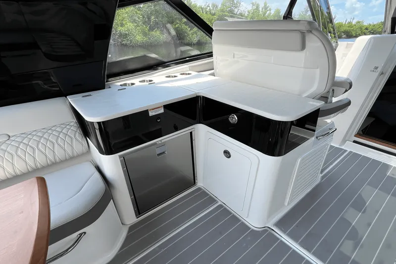 Slide: The Image of Sea Ray 370 SUNDANCER OUTBOARD 2024 - 15