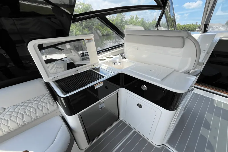 Slide: The Image of Sea Ray 370 SUNDANCER OUTBOARD 2024 - 16