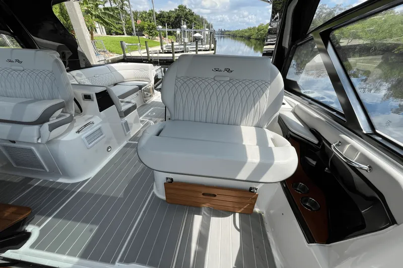 Slide: The Image of Sea Ray 370 SUNDANCER OUTBOARD 2024 - 17