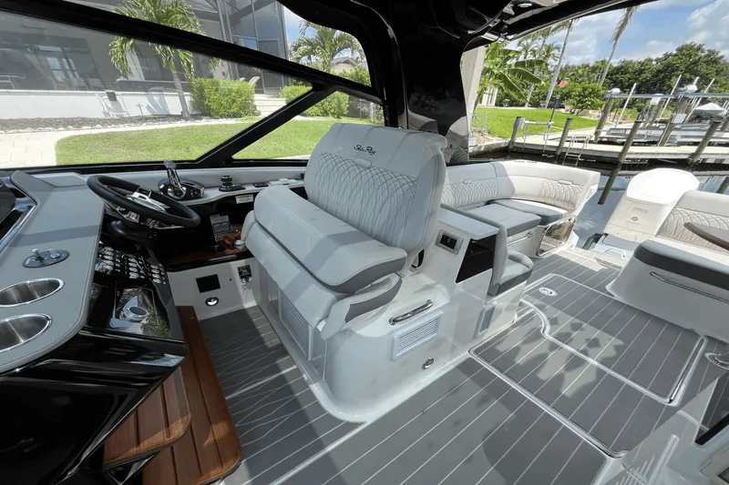 Slide: The Image of Sea Ray 370 SUNDANCER OUTBOARD 2024 - 18