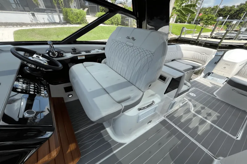 Slide: The Image of Sea Ray 370 SUNDANCER OUTBOARD 2024 - 19
