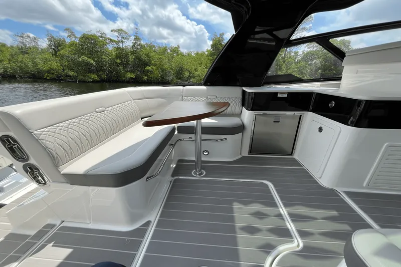 Slide: The Image of Sea Ray 370 SUNDANCER OUTBOARD 2024 - 20