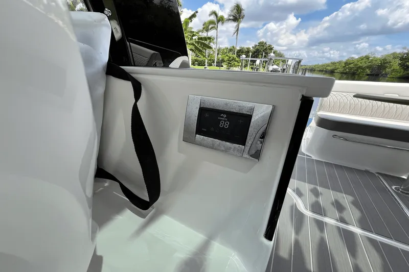 Slide: The Image of Sea Ray 370 SUNDANCER OUTBOARD 2024 - 23