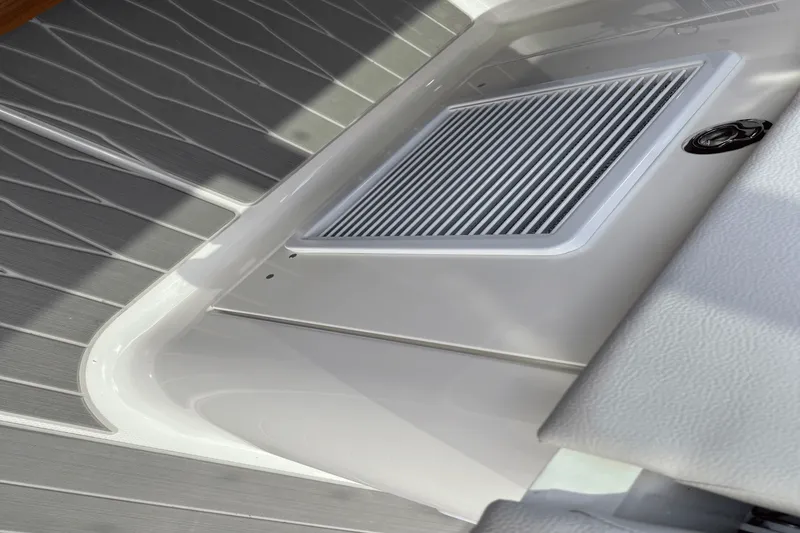 Slide: The Image of Sea Ray 370 SUNDANCER OUTBOARD 2024 - 24