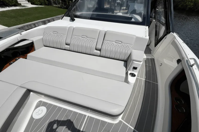 Slide: The Image of Sea Ray 370 SUNDANCER OUTBOARD 2024 - 27