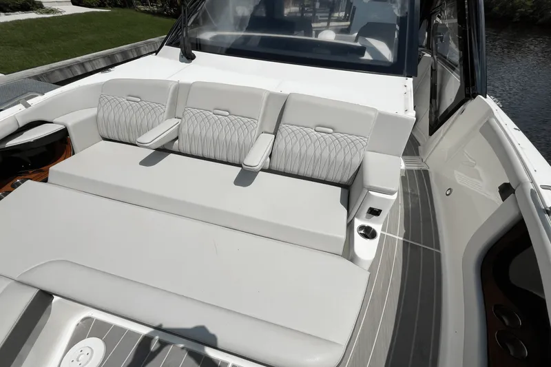 Slide: The Image of Sea Ray 370 SUNDANCER OUTBOARD 2024 - 28