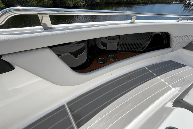 Slide: The Image of Sea Ray 370 SUNDANCER OUTBOARD 2024 - 29