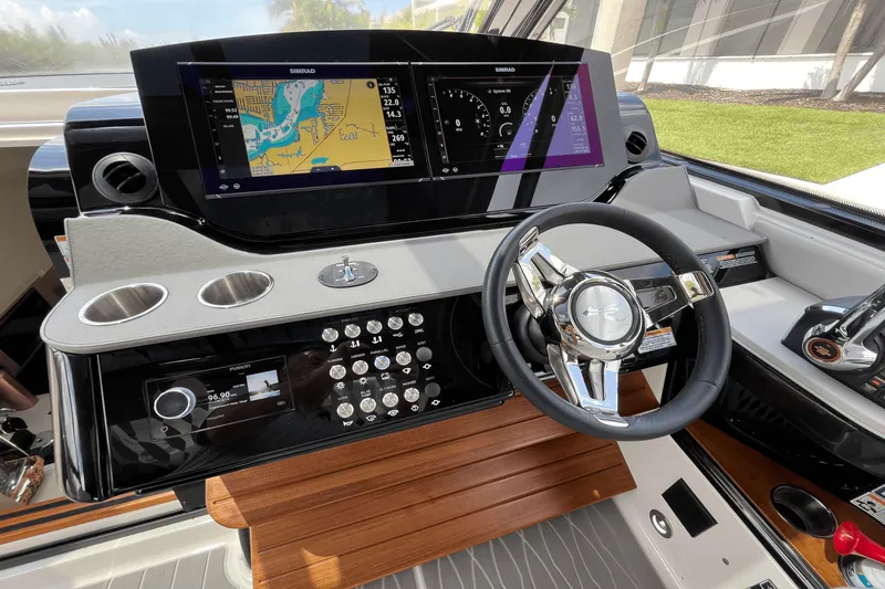 Slide: The Image of Sea Ray 370 SUNDANCER OUTBOARD 2024 - 30
