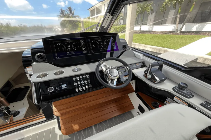 Slide: The Image of Sea Ray 370 SUNDANCER OUTBOARD 2024 - 31