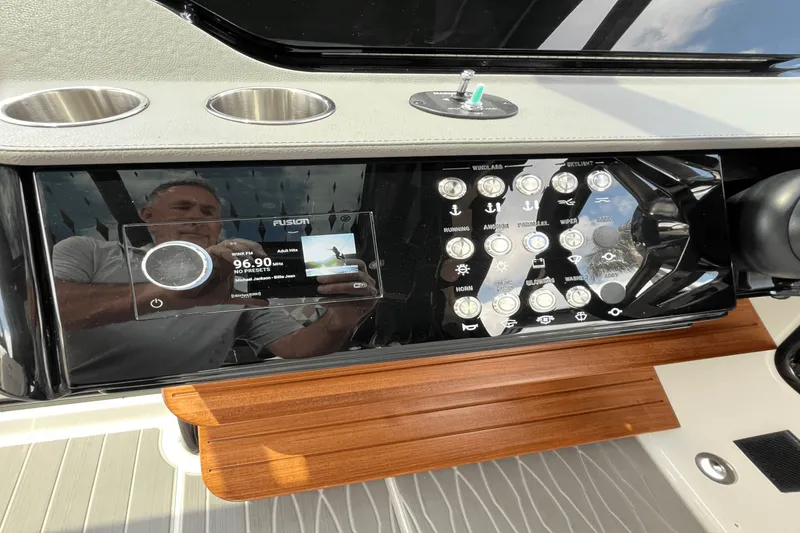 Slide: The Image of Sea Ray 370 SUNDANCER OUTBOARD 2024 - 32