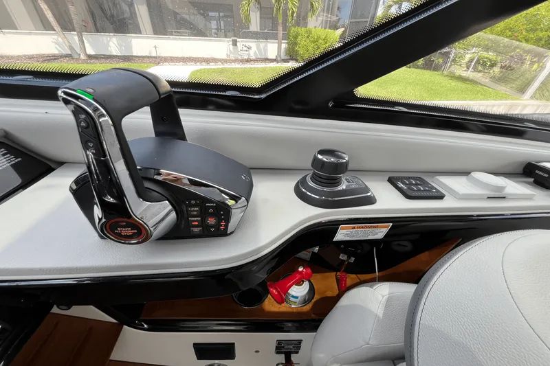 Slide: The Image of Sea Ray 370 SUNDANCER OUTBOARD 2024 - 33