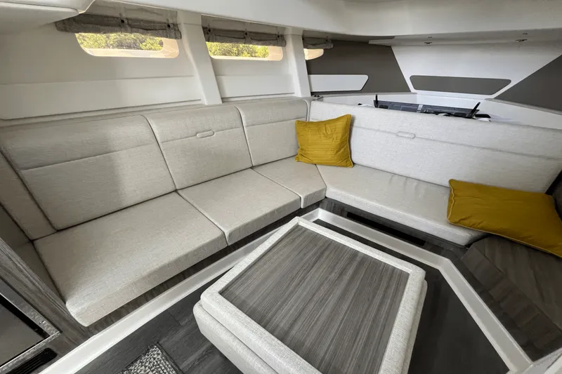 Slide: The Image of Sea Ray 370 SUNDANCER OUTBOARD 2024 - 37