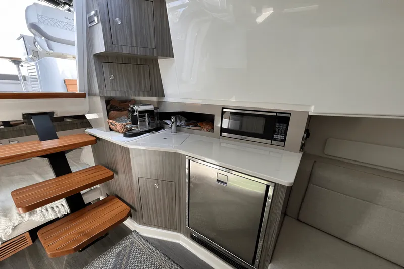 Slide: The Image of Sea Ray 370 SUNDANCER OUTBOARD 2024 - 40