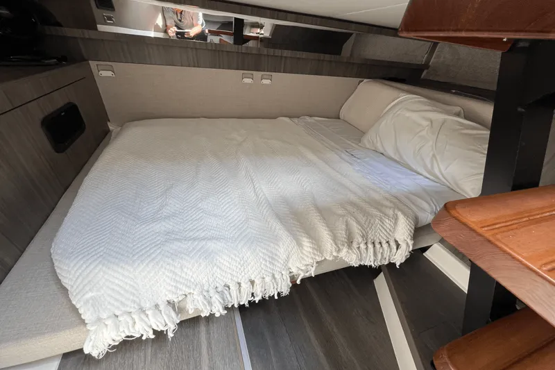 Slide: The Image of Sea Ray 370 SUNDANCER OUTBOARD 2024 - 43