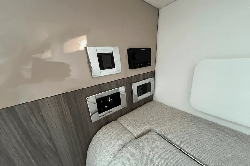 Slide: The Image of Sea Ray 370 SUNDANCER OUTBOARD 2024 - 44