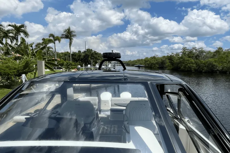 Slide: The Image of Sea Ray 370 SUNDANCER OUTBOARD 2024 - 52