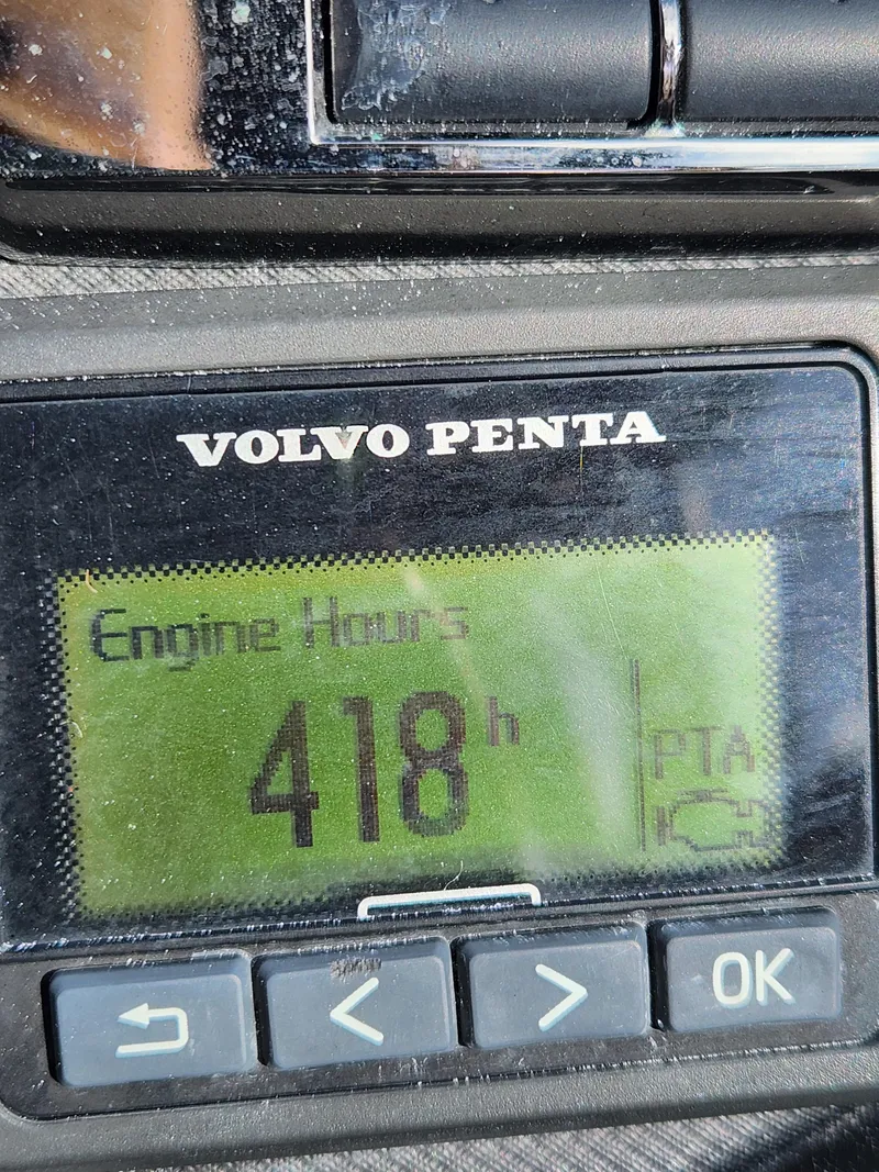 Slide: The Image of Volvo Penta engine hours display showing 418 hours on a 2012 Monterey 328 Super Sport. - 37