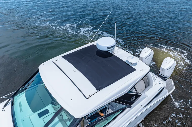 Slide: The Image of Sea Ray Sundancer 320 Outboard 2024 - 13