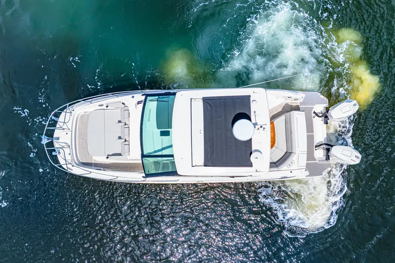 Slide: The Image of Sea Ray Sundancer 320 Outboard 2024 - 14