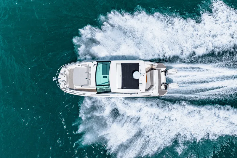 Slide: The Image of Sea Ray Sundancer 320 Outboard 2024 - 20