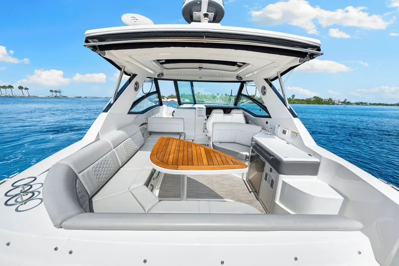 Slide: The Image of Sea Ray Sundancer 320 Outboard 2024 - 24