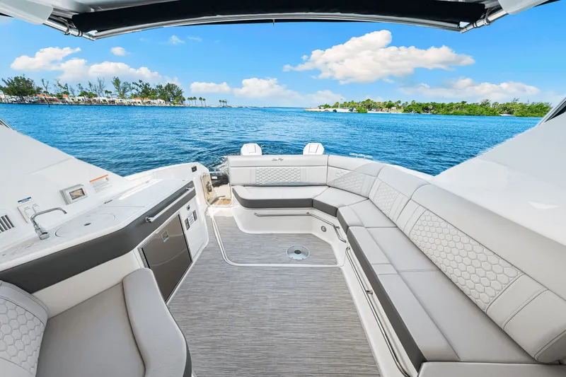 Slide: The Image of Sea Ray Sundancer 320 Outboard 2024 - 29
