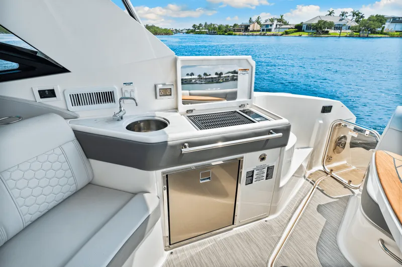 Slide: The Image of Sea Ray Sundancer 320 Outboard 2024 - 30