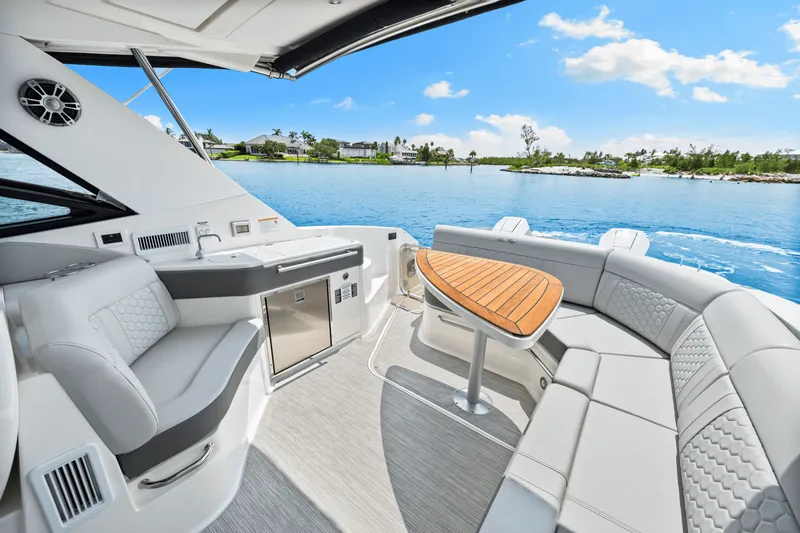 Slide: The Image of Sea Ray Sundancer 320 Outboard 2024 - 31