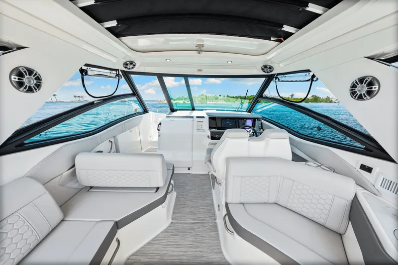 Slide: The Image of Sea Ray Sundancer 320 Outboard 2024 - 34