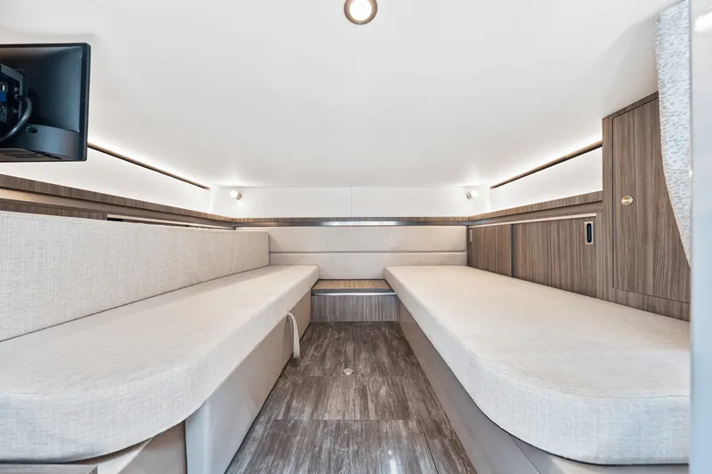 Slide: The Image of Sea Ray Sundancer 320 Outboard 2024 - 35