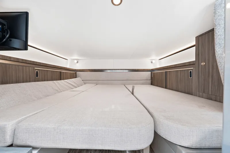 Slide: The Image of Sea Ray Sundancer 320 Outboard 2024 - 36