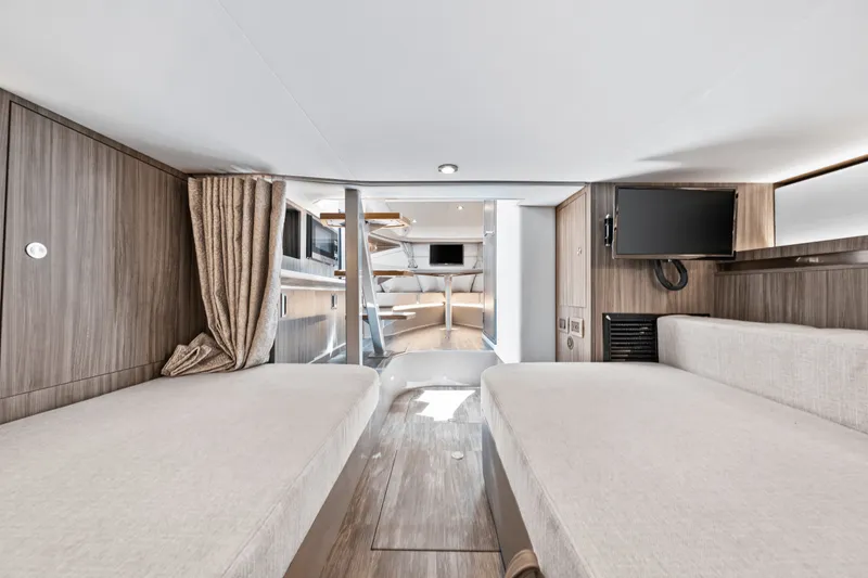 Slide: The Image of Sea Ray Sundancer 320 Outboard 2024 - 37