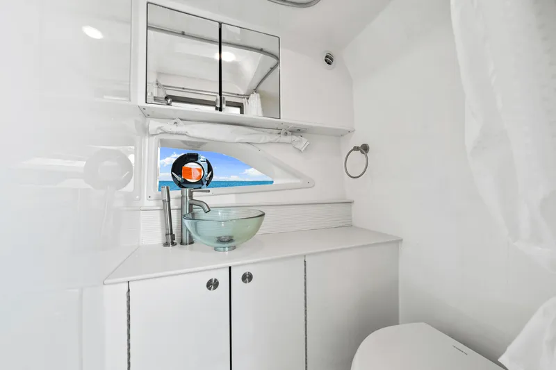 Slide: The Image of Sea Ray Sundancer 320 Outboard 2024 - 38