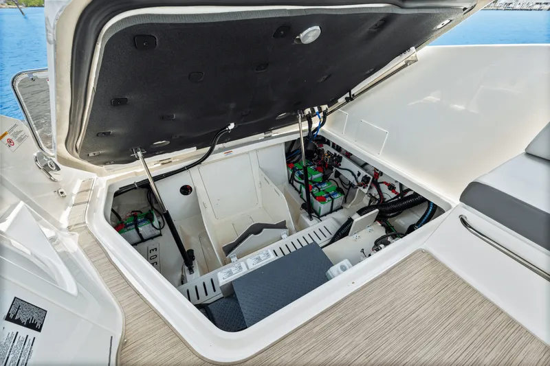 Slide: The Image of Sea Ray Sundancer 320 Outboard 2024 - 39