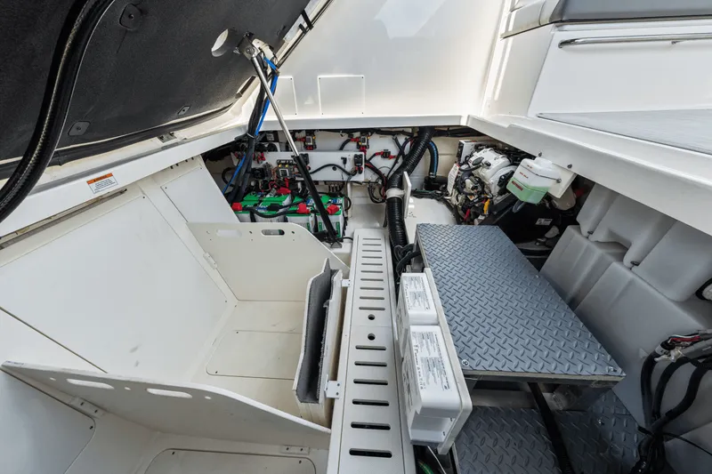 Slide: The Image of Sea Ray Sundancer 320 Outboard 2024 - 40