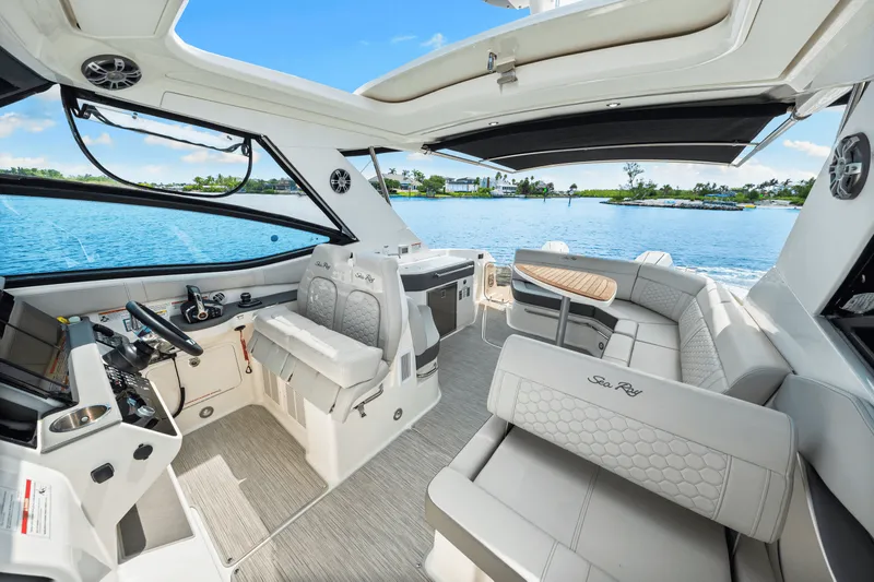 Slide: The Image of Sea Ray Sundancer 320 Outboard 2024 - 42