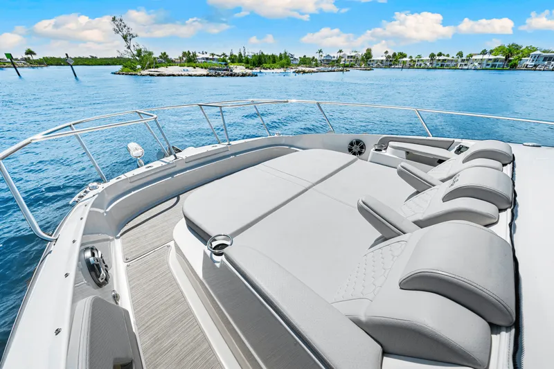 Slide: The Image of Sea Ray Sundancer 320 Outboard 2024 - 44