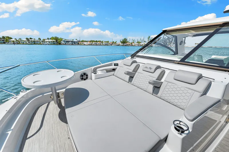 Slide: The Image of Sea Ray Sundancer 320 Outboard 2024 - 45