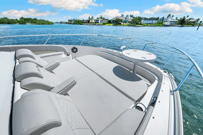 Slide: The Image of Sea Ray Sundancer 320 Outboard 2024 - 46