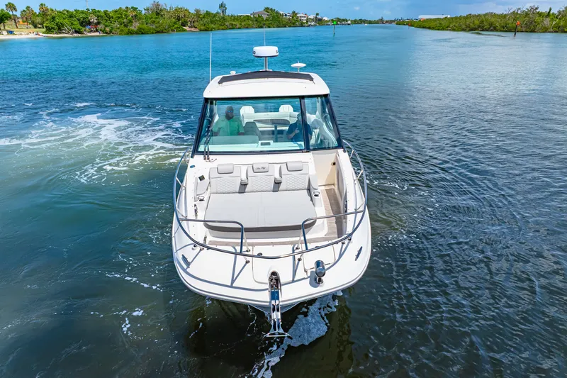 Slide: The Image of Sea Ray Sundancer 320 Outboard 2024 - 8