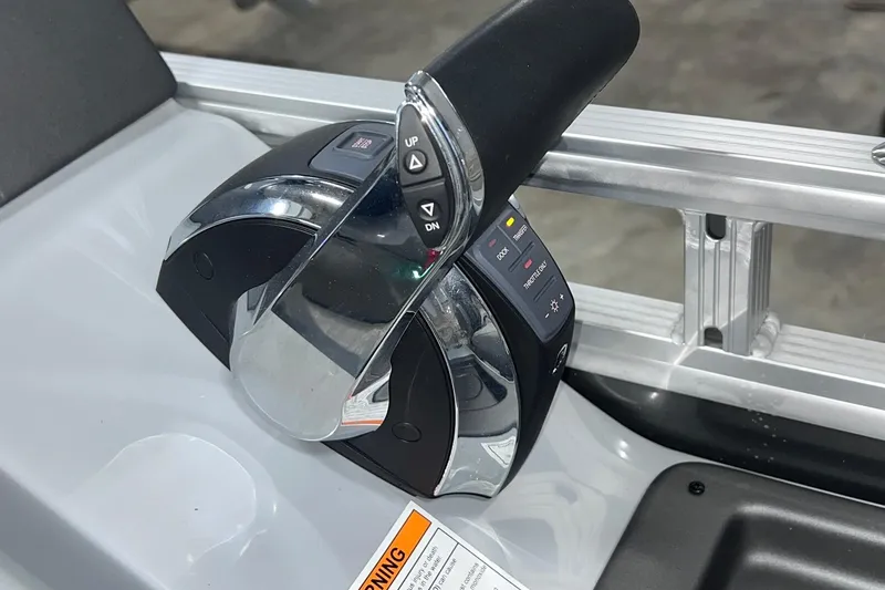 Slide: The Image of Throttle control of 2022 Harris FloteBote SOLTHICE 250 pontoon boat. - 37