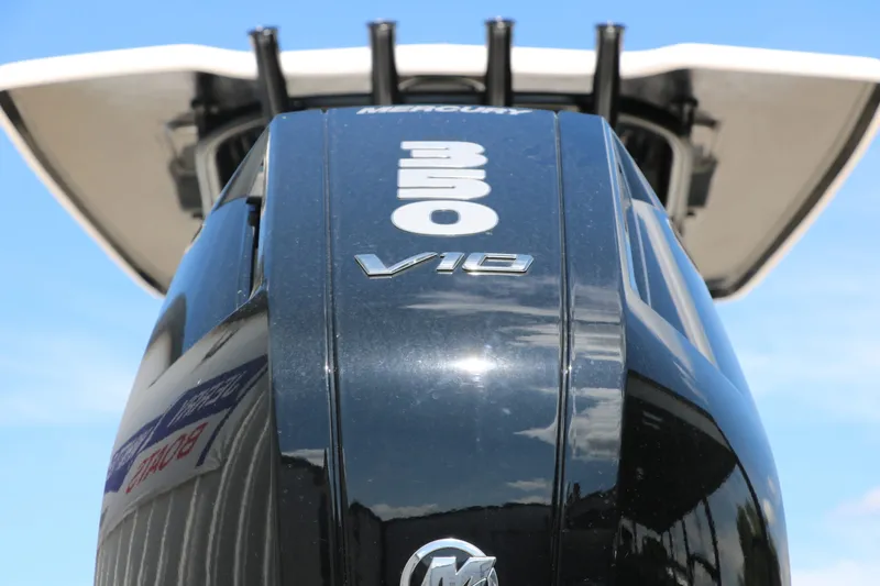 Slide: The Image of Robalo 246 Cayman 2025 - 10