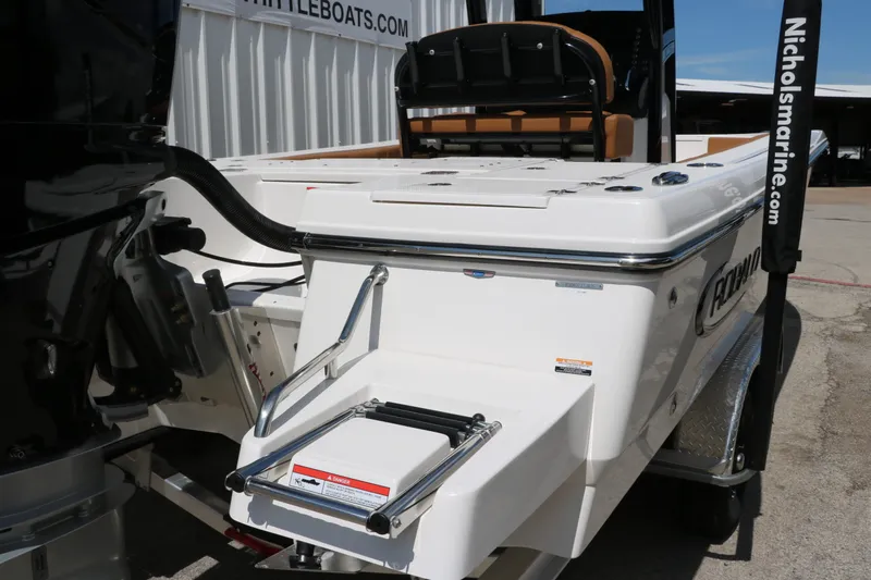 Slide: The Image of Robalo 246 Cayman 2025 - 12