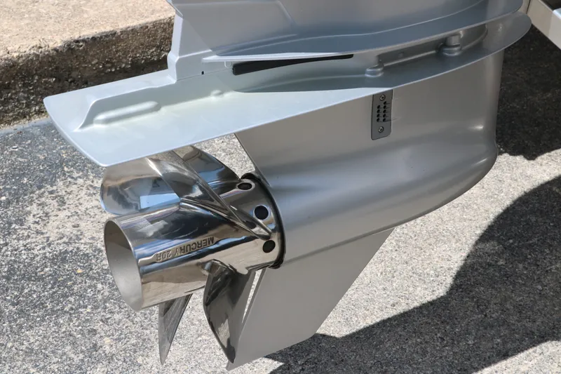 Slide: The Image of Robalo 246 Cayman 2025 - 14